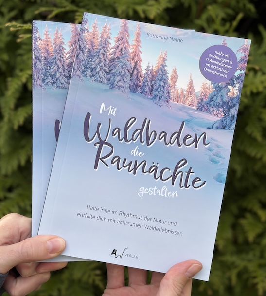 Das Buch "Mit Waldbaden die Raunächte gestalten", dass bei achtsame Walderlebnisse erschien ist.